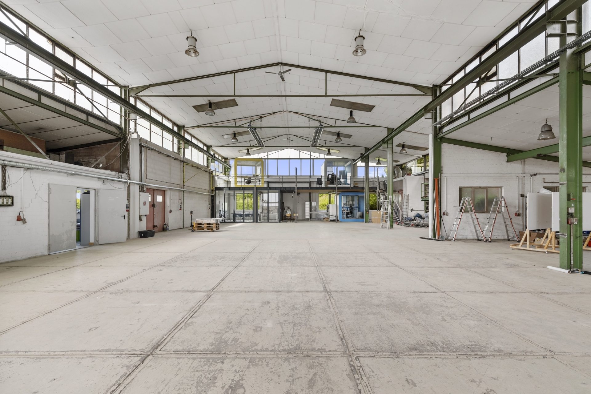 HUST Immobilien GmbH & Co. KG - Immobilienangebot - Karlsbad - Alle - Wo Funktion auf Flexibilität trifft – Gewerbehalle mit vielen Highlights