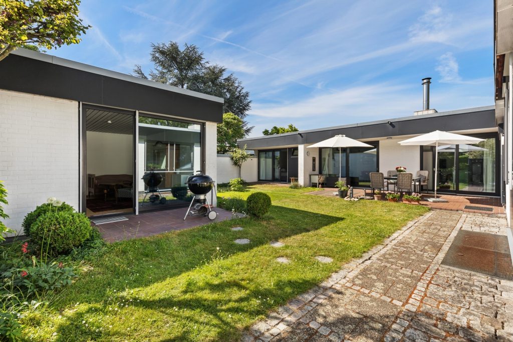 HUST Immobilien GmbH & Co. KG - Immobilienangebot - Karlsruhe - Alle - Privatsphäre für Ihre Familie! Gepflegter Winkelbungalow mit Nebengebäude (ELW) in KA, NW-Stadt
