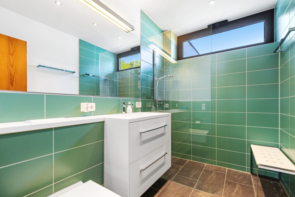 HUST Immobilien GmbH & Co. KG - Immobilienangebot - Karlsruhe - Alle - Privatsphäre für Ihre Familie! Gepflegter Winkelbungalow mit Nebengebäude (ELW) in KA, NW-Stadt