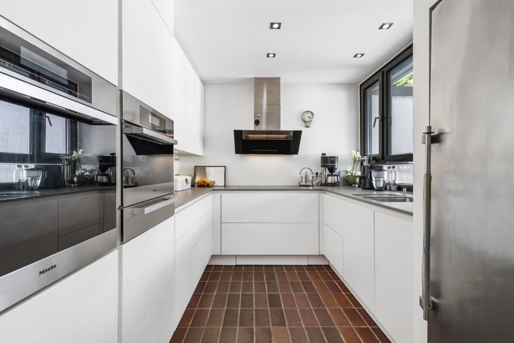 HUST Immobilien GmbH & Co. KG - Immobilienangebot - Karlsruhe - Alle - Privatsphäre für Ihre Familie! Gepflegter Winkelbungalow mit Nebengebäude (ELW) in KA, NW-Stadt
