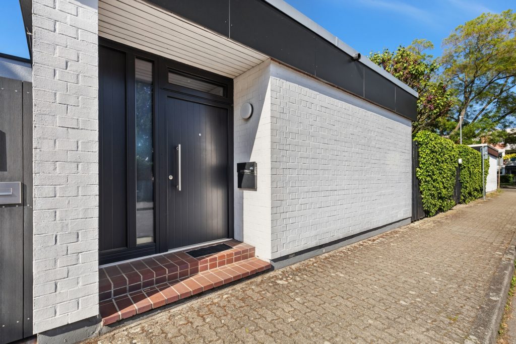 HUST Immobilien GmbH & Co. KG - Immobilienangebot - Karlsruhe - Alle - Privatsphäre für Ihre Familie! Gepflegter Winkelbungalow mit Nebengebäude (ELW) in KA, NW-Stadt