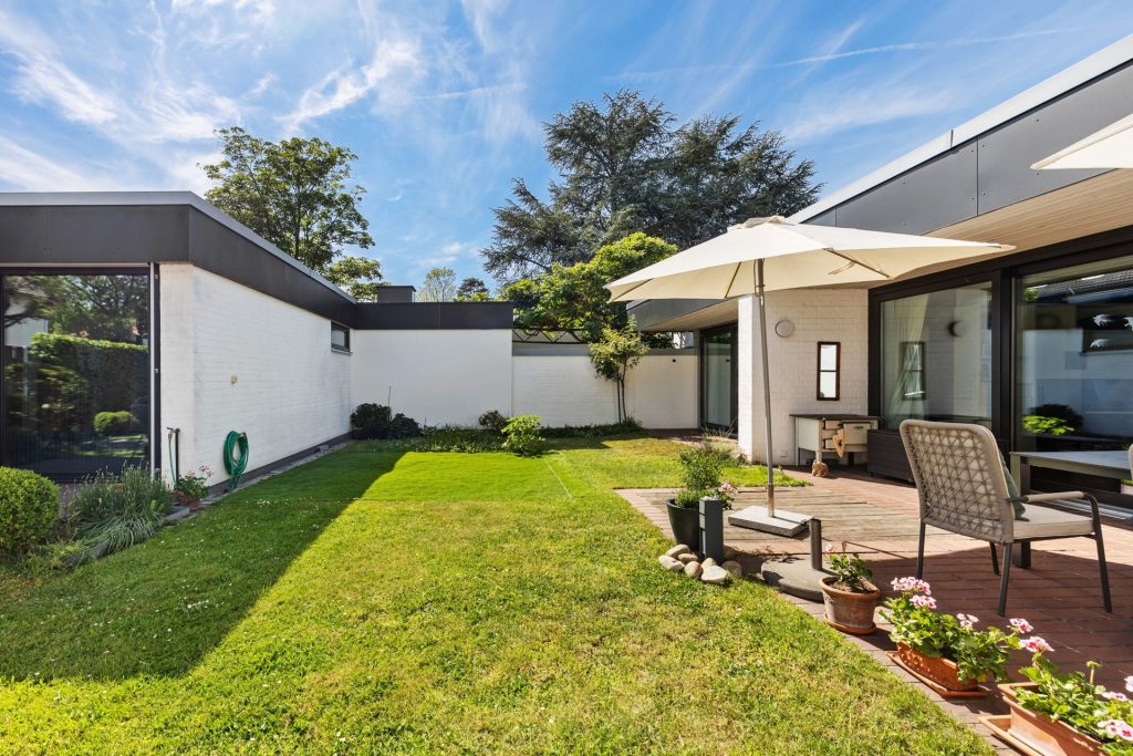 HUST Immobilien GmbH & Co. KG - Immobilienangebot - Karlsruhe - Alle - Privatsphäre für Ihre Familie! Gepflegter Winkelbungalow mit Nebengebäude (ELW) in KA, NW-Stadt