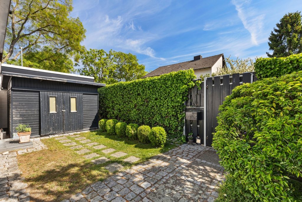 HUST Immobilien GmbH & Co. KG - Immobilienangebot - Karlsruhe - Alle - Privatsphäre für Ihre Familie! Gepflegter Winkelbungalow mit Nebengebäude (ELW) in KA, NW-Stadt