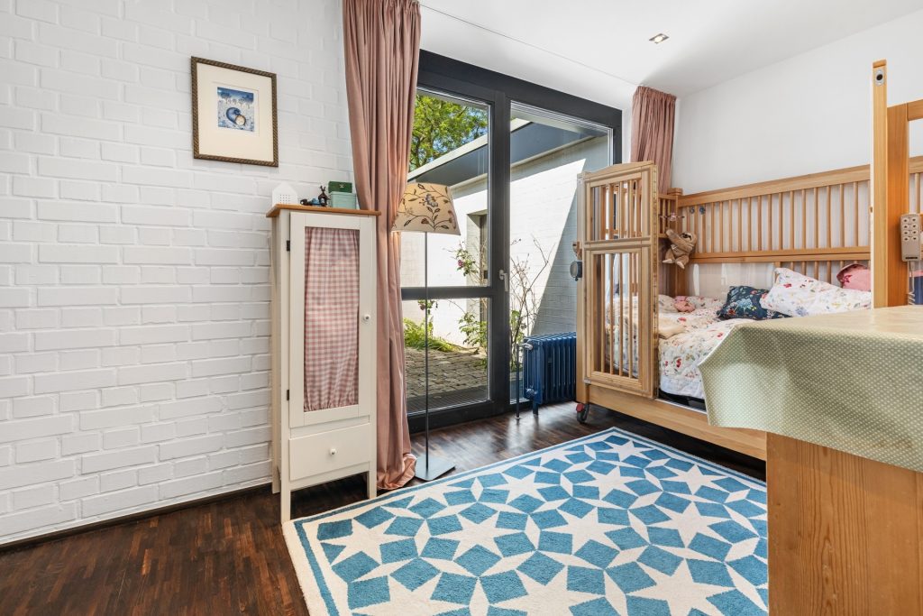 HUST Immobilien GmbH & Co. KG - Immobilienangebot - Karlsruhe - Alle - Privatsphäre für Ihre Familie! Gepflegter Winkelbungalow mit Nebengebäude (ELW) in KA, NW-Stadt