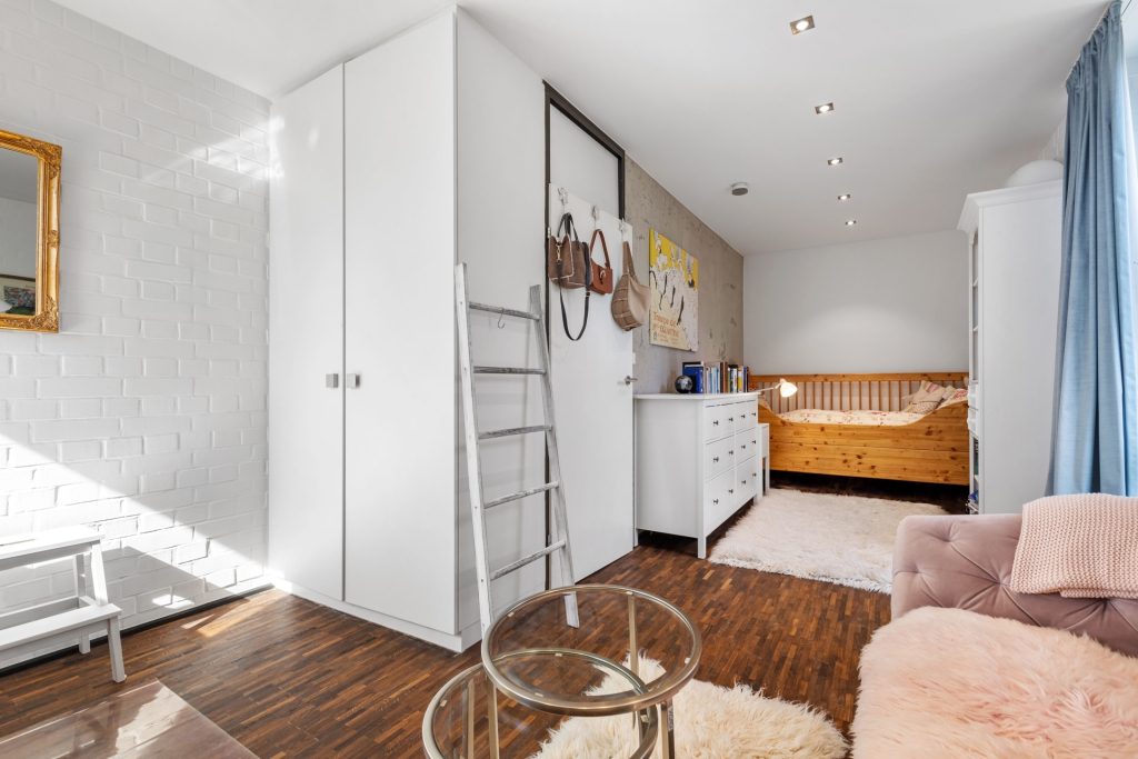 HUST Immobilien GmbH & Co. KG - Immobilienangebot - Karlsruhe - Alle - Privatsphäre für Ihre Familie! Gepflegter Winkelbungalow mit Nebengebäude (ELW) in KA, NW-Stadt