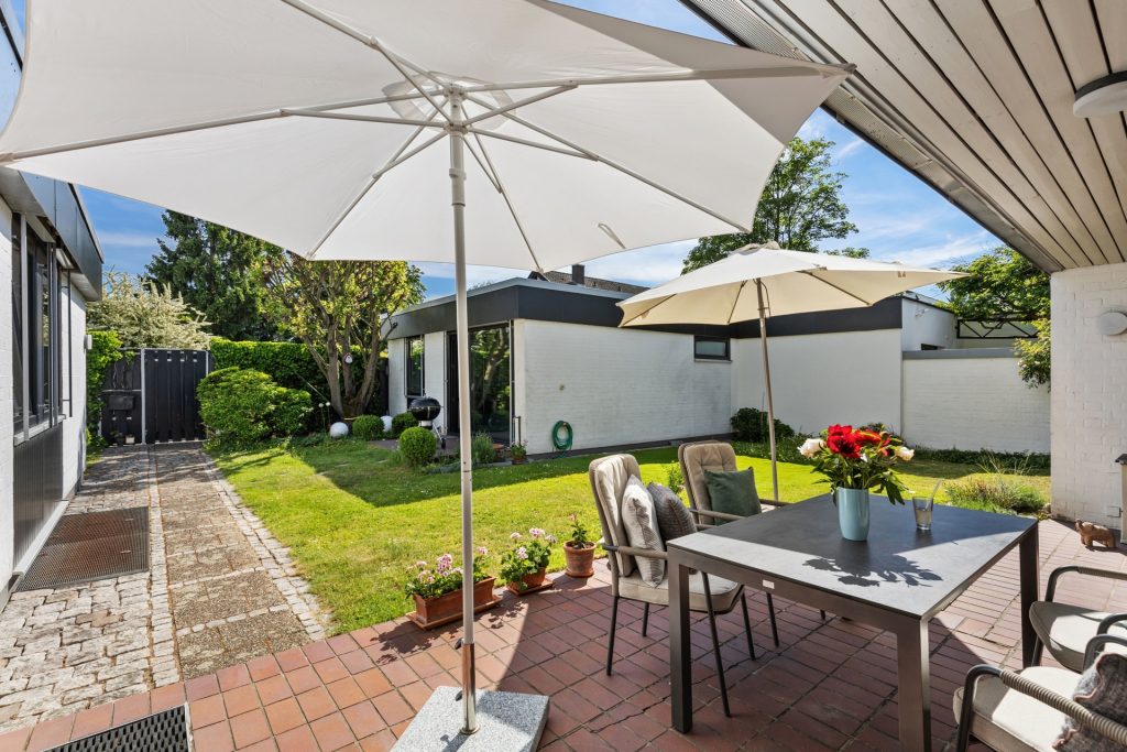 HUST Immobilien GmbH & Co. KG - Immobilienangebot - Karlsruhe - Alle - Privatsphäre für Ihre Familie! Gepflegter Winkelbungalow mit Nebengebäude (ELW) in KA, NW-Stadt