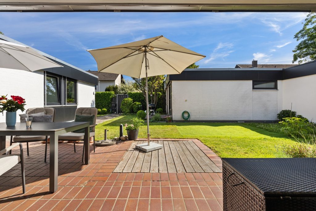 HUST Immobilien GmbH & Co. KG - Immobilienangebot - Karlsruhe - Alle - Privatsphäre für Ihre Familie! Gepflegter Winkelbungalow mit Nebengebäude (ELW) in KA, NW-Stadt