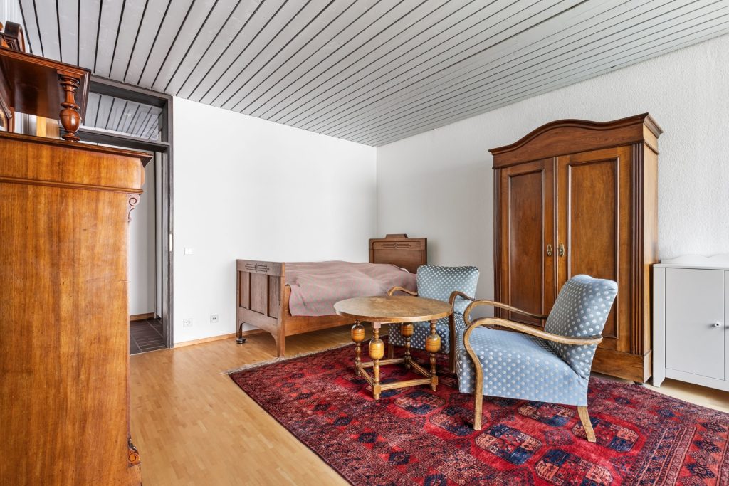 HUST Immobilien GmbH & Co. KG - Immobilienangebot - Karlsruhe - Alle - Privatsphäre für Ihre Familie! Gepflegter Winkelbungalow mit Nebengebäude (ELW) in KA, NW-Stadt