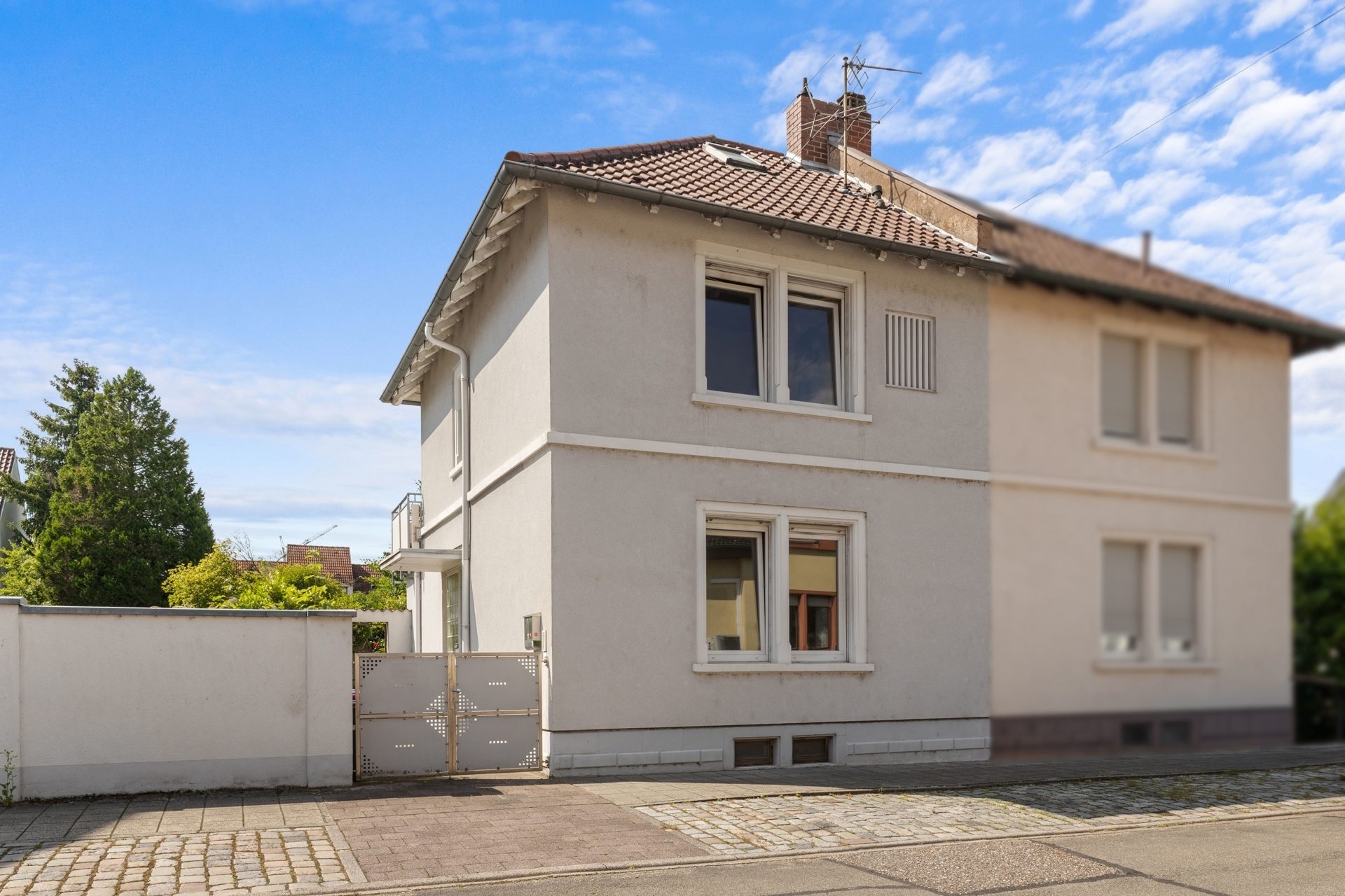 HUST Immobilien GmbH & Co. KG - Immobilienangebot - Karlsruhe - Alle - Sanierungsbedürftige DHH mit Potenzial – Garten & Terrasse in ruhiger Lage in KA-Daxlanden