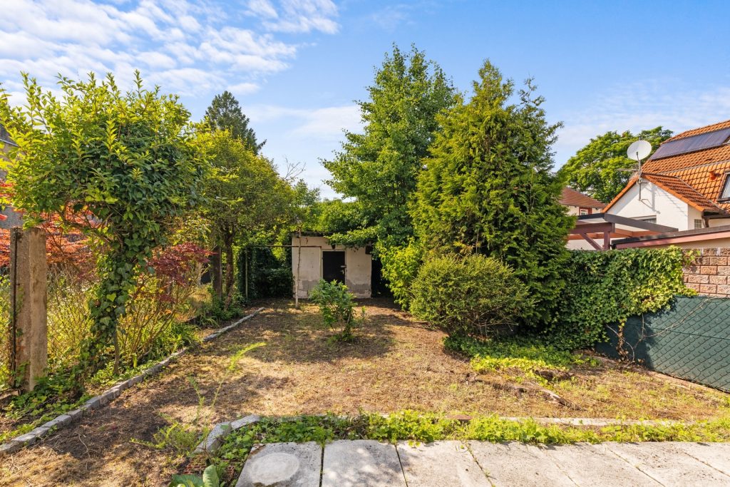 HUST Immobilien GmbH & Co. KG - Immobilienangebot - Karlsruhe / Daxlanden - Alle - Sanierungsbedürftige DHH mit Potenzial – Garten & Terrasse in ruhiger Lage in KA-Daxlanden