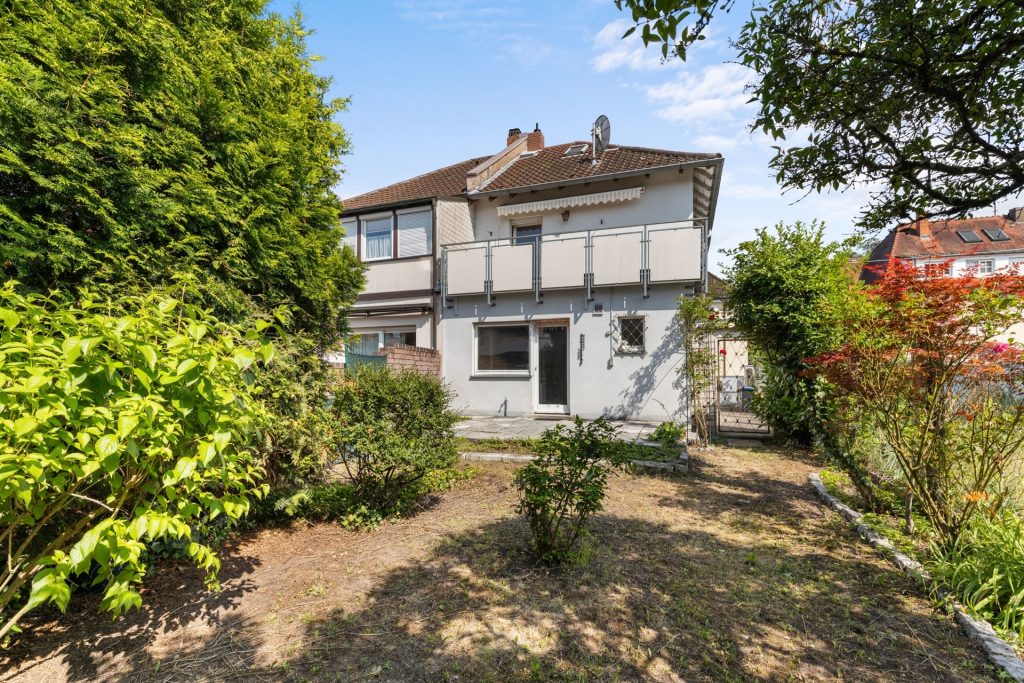 HUST Immobilien GmbH & Co. KG - Immobilienangebot - Karlsruhe / Daxlanden - Alle - Sanierungsbedürftige DHH mit Potenzial – Garten & Terrasse in ruhiger Lage in KA-Daxlanden