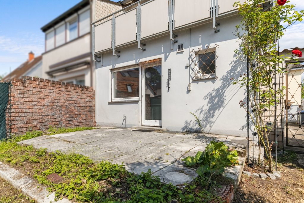 HUST Immobilien GmbH & Co. KG - Immobilienangebot - Karlsruhe / Daxlanden - Alle - Sanierungsbedürftige DHH mit Potenzial – Garten & Terrasse in ruhiger Lage in KA-Daxlanden