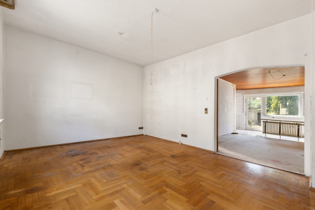 HUST Immobilien GmbH & Co. KG - Immobilienangebot - Karlsruhe / Daxlanden - Alle - Sanierungsbedürftige DHH mit Potenzial – Garten & Terrasse in ruhiger Lage in KA-Daxlanden