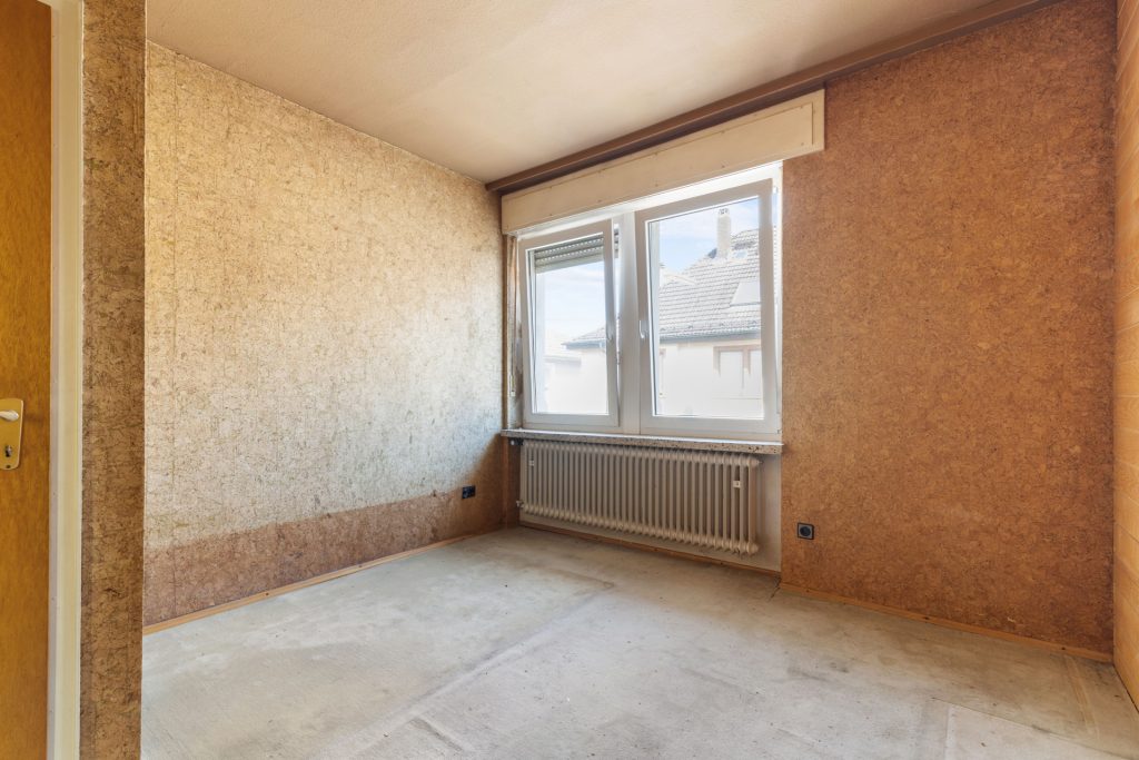 HUST Immobilien GmbH & Co. KG - Immobilienangebot - Karlsruhe / Daxlanden - Alle - Sanierungsbedürftige DHH mit Potenzial – Garten & Terrasse in ruhiger Lage in KA-Daxlanden