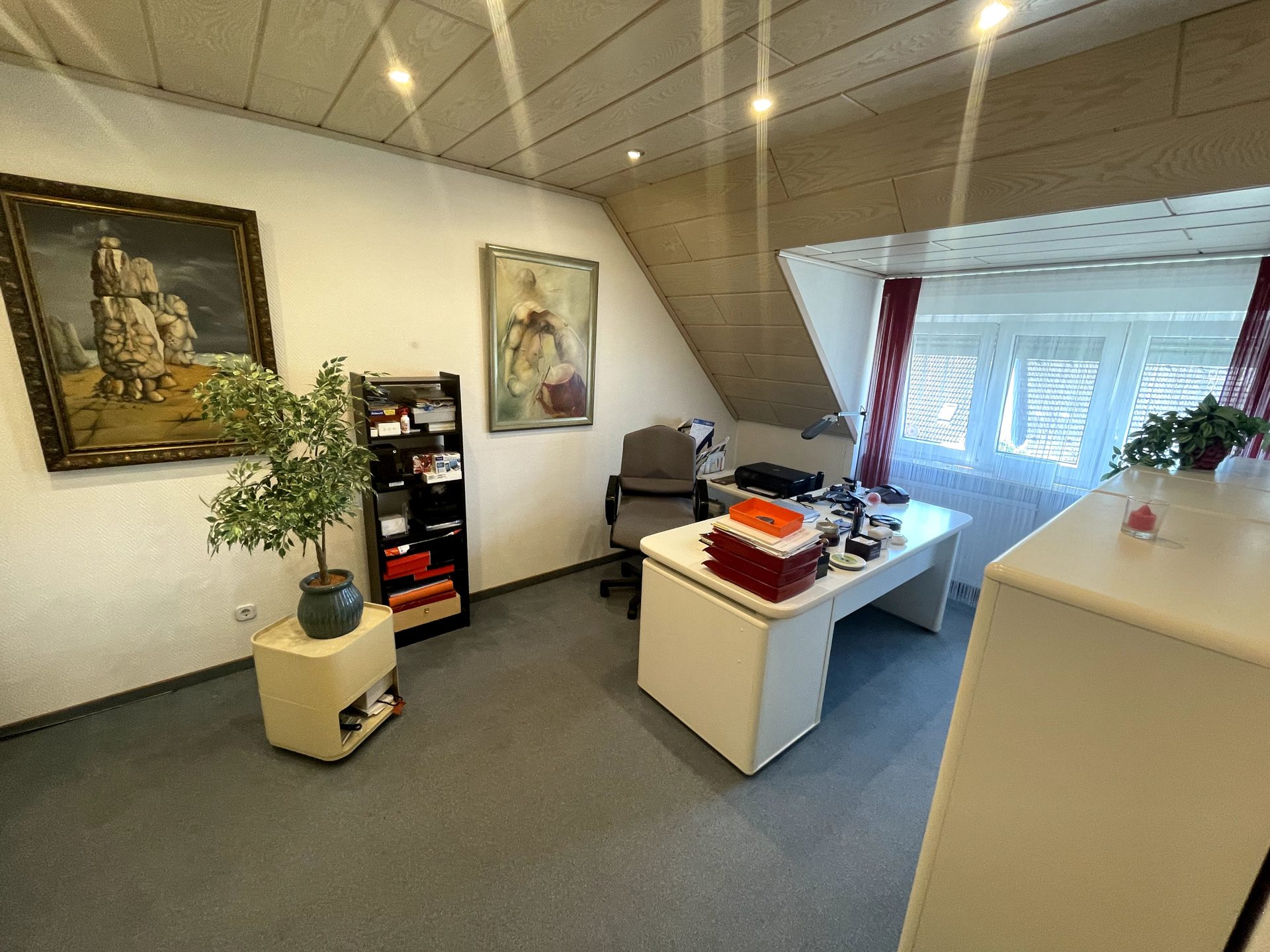 HUST Immobilien GmbH & Co. KG - Immobilienangebot - Karlsruhe - Alle - Teilmöblierte Büroeinheit oder Wohnlösung für Wochenendheimfahrer in einem privaten Umfeld im DG
