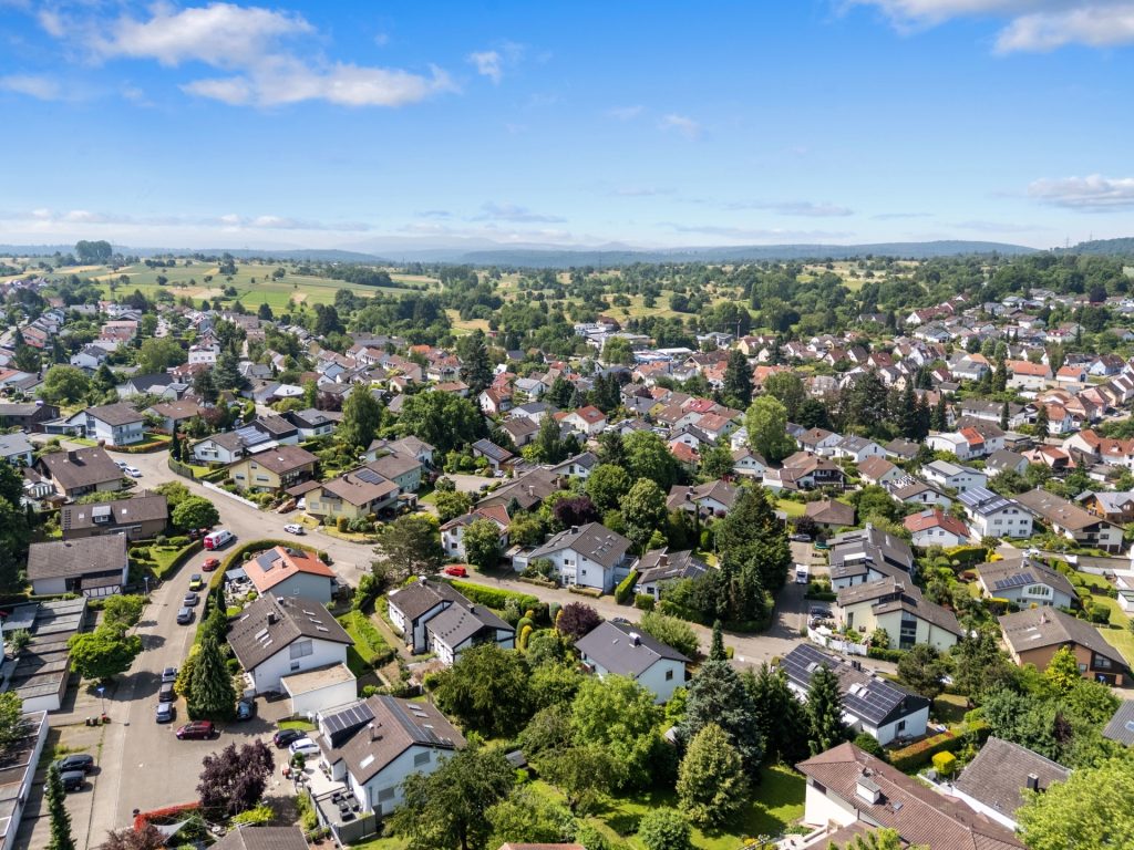 HUST Immobilien GmbH & Co. KG - Immobilienangebot - Karlsruhe / Grünwettersbach - Alle - Einfamilienhaus mit Split-Level Grundriss, großem Garten und großem Hof
