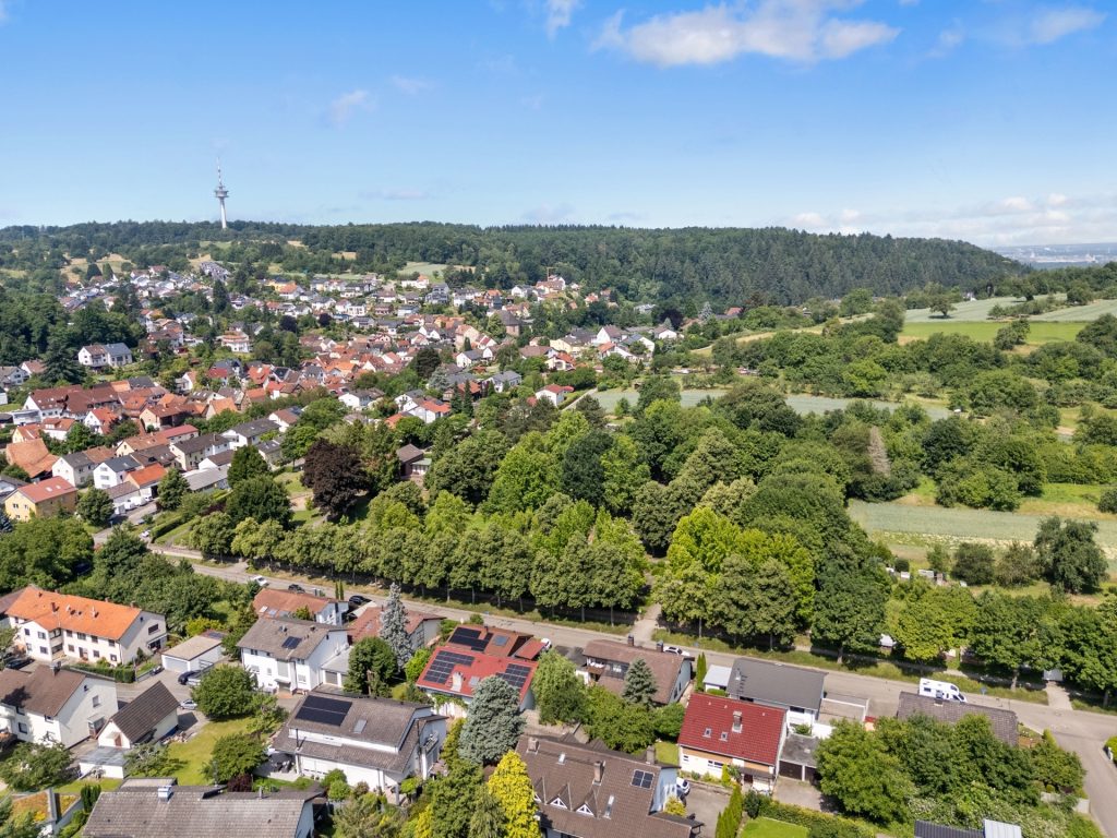 HUST Immobilien GmbH & Co. KG - Immobilienangebot - Karlsruhe / Grünwettersbach - Alle - Einfamilienhaus mit Split-Level Grundriss, großem Garten und großem Hof