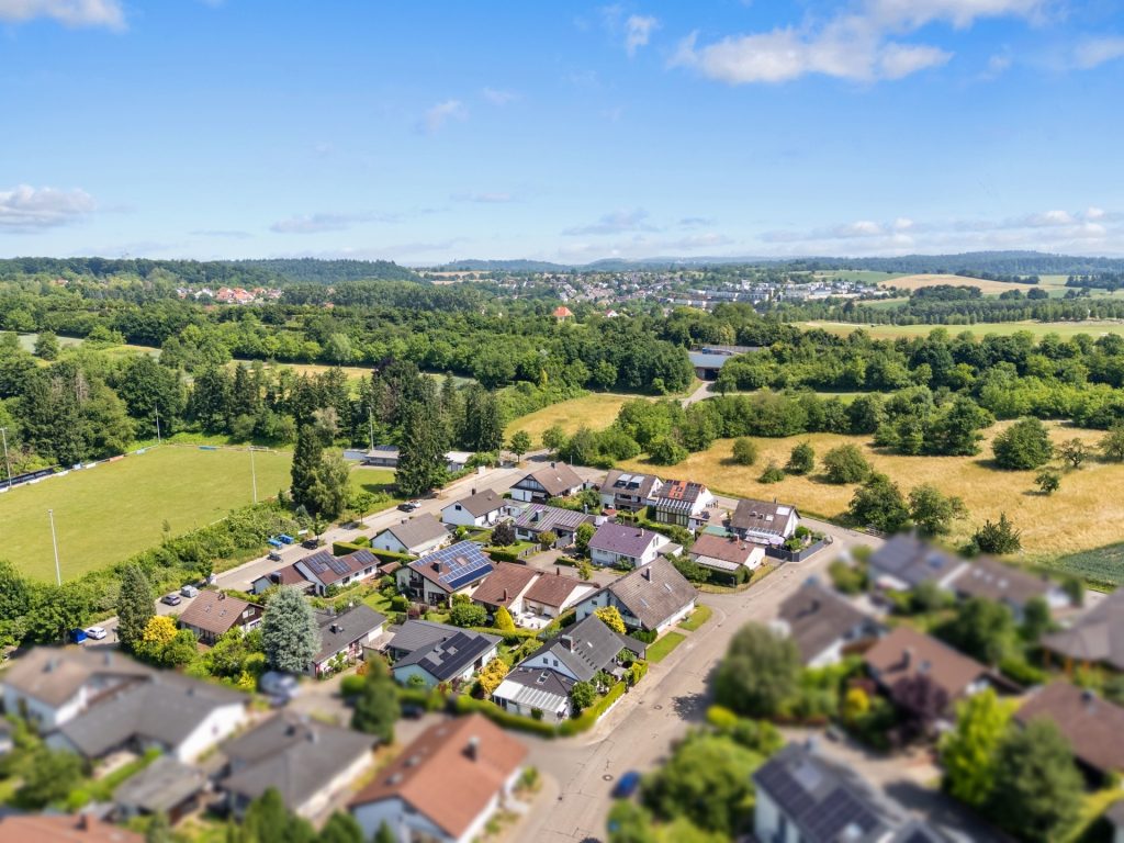 HUST Immobilien GmbH & Co. KG - Immobilienangebot - Karlsruhe / Grünwettersbach - Alle - Einfamilienhaus mit Split-Level Grundriss, großem Garten und großem Hof