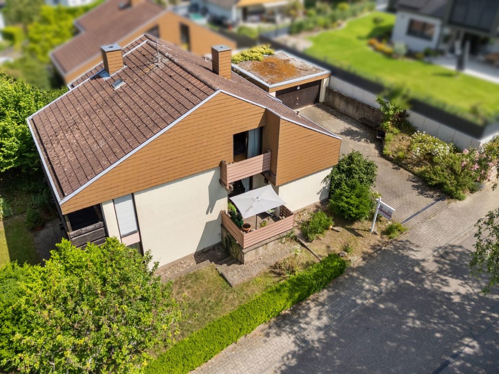HUST Immobilien GmbH & Co. KG - Immobilienangebot - Karlsruhe / Grünwettersbach - Alle - Einfamilienhaus mit Split-Level Grundriss, großem Garten und großem Hof