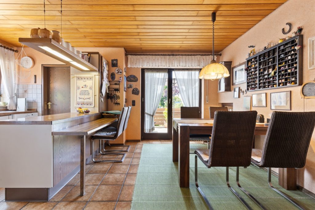 HUST Immobilien GmbH & Co. KG - Immobilienangebot - Karlsruhe / Grünwettersbach - Alle - Einfamilienhaus mit Split-Level Grundriss, großem Garten und großem Hof