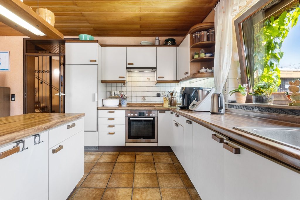 HUST Immobilien GmbH & Co. KG - Immobilienangebot - Karlsruhe / Grünwettersbach - Alle - Einfamilienhaus mit Split-Level Grundriss, großem Garten und großem Hof