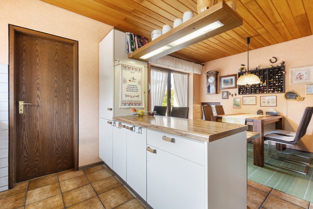 HUST Immobilien GmbH & Co. KG - Immobilienangebot - Karlsruhe / Grünwettersbach - Alle - Einfamilienhaus mit Split-Level Grundriss, großem Garten und großem Hof
