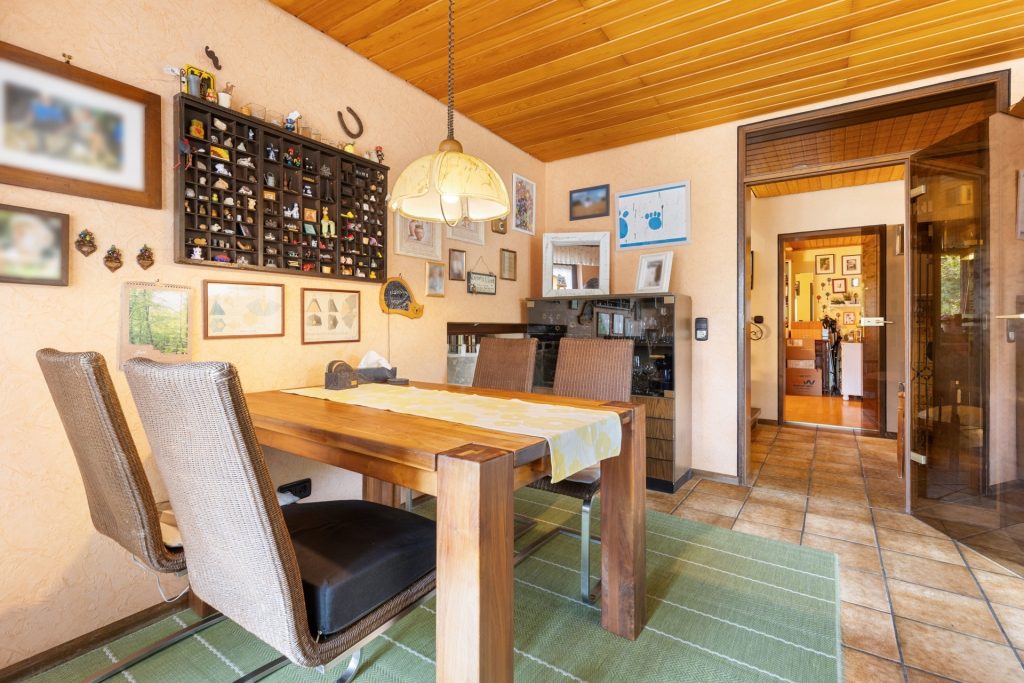 HUST Immobilien GmbH & Co. KG - Immobilienangebot - Karlsruhe / Grünwettersbach - Alle - Einfamilienhaus mit Split-Level Grundriss, großem Garten und großem Hof