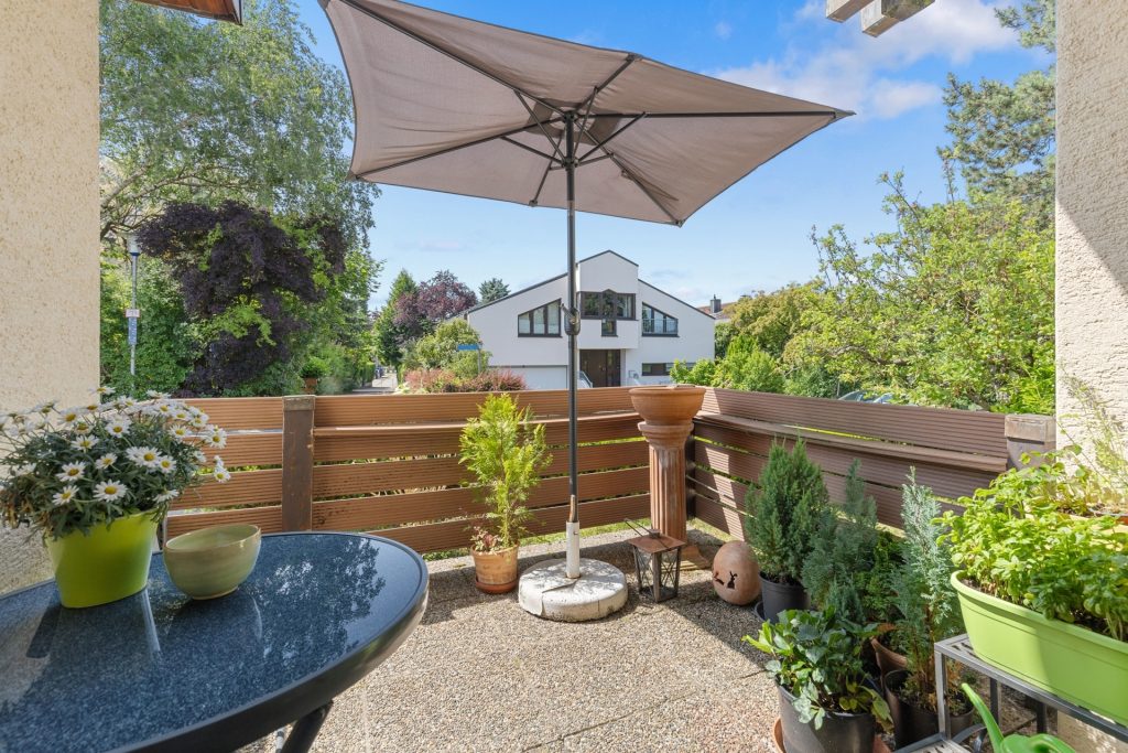 HUST Immobilien GmbH & Co. KG - Immobilienangebot - Karlsruhe / Grünwettersbach - Alle - Einfamilienhaus mit Split-Level Grundriss, großem Garten und großem Hof