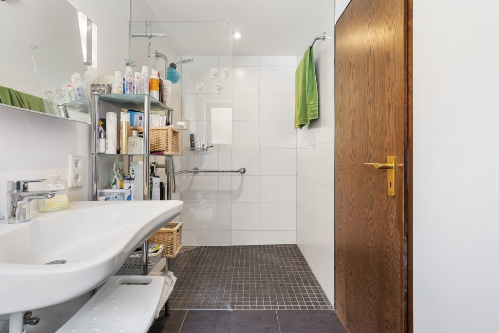 HUST Immobilien GmbH & Co. KG - Immobilienangebot - Karlsruhe / Grünwettersbach - Alle - Einfamilienhaus mit Split-Level Grundriss, großem Garten und großem Hof