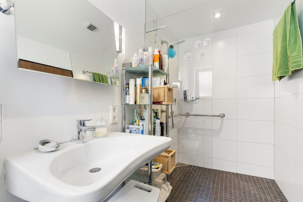 HUST Immobilien GmbH & Co. KG - Immobilienangebot - Karlsruhe / Grünwettersbach - Alle - Einfamilienhaus mit Split-Level Grundriss, großem Garten und großem Hof