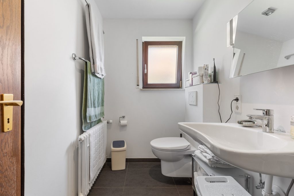 HUST Immobilien GmbH & Co. KG - Immobilienangebot - Karlsruhe / Grünwettersbach - Alle - Einfamilienhaus mit Split-Level Grundriss, großem Garten und großem Hof