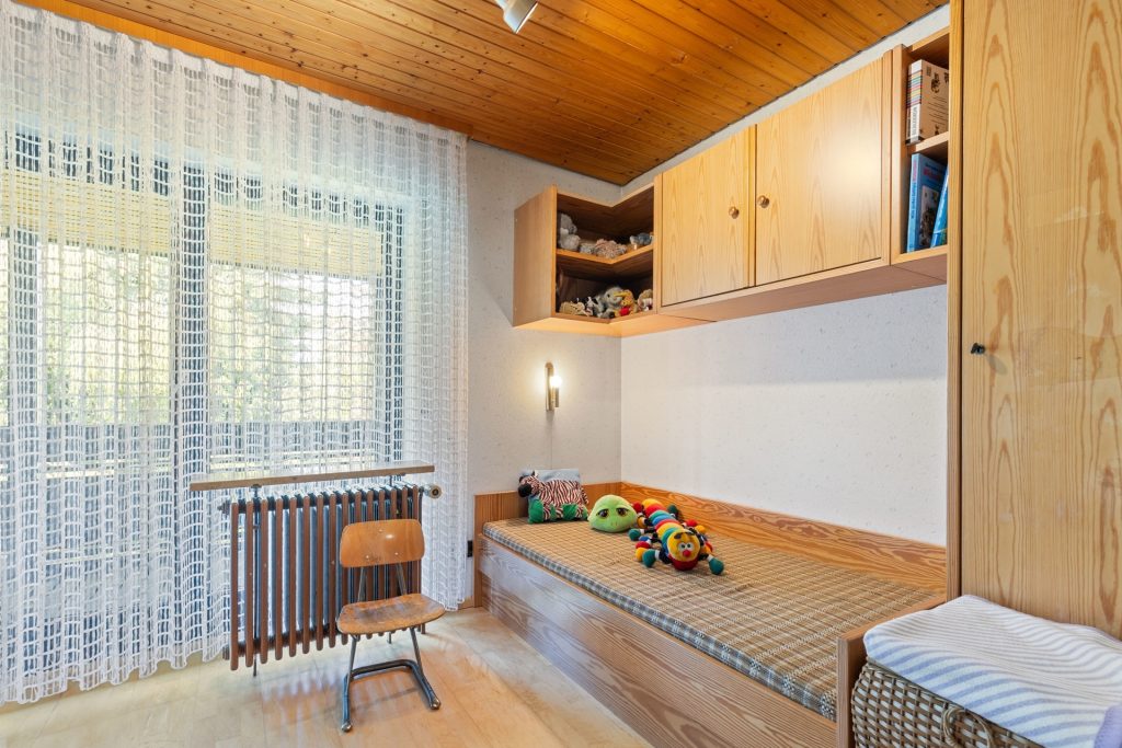 HUST Immobilien GmbH & Co. KG - Immobilienangebot - Karlsruhe / Grünwettersbach - Alle - Einfamilienhaus mit Split-Level Grundriss, großem Garten und großem Hof