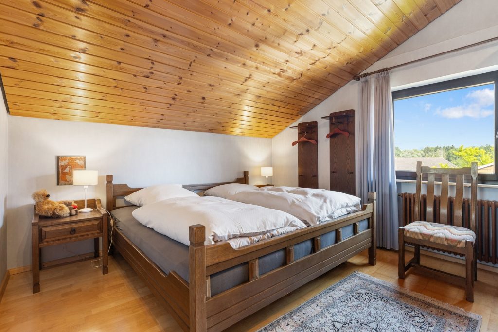 HUST Immobilien GmbH & Co. KG - Immobilienangebot - Karlsruhe / Grünwettersbach - Alle - Einfamilienhaus mit Split-Level Grundriss, großem Garten und großem Hof