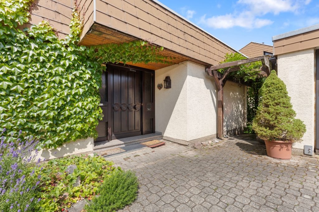 HUST Immobilien GmbH & Co. KG - Immobilienangebot - Karlsruhe / Grünwettersbach - Alle - Einfamilienhaus mit Split-Level Grundriss, großem Garten und großem Hof