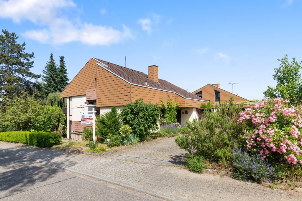 HUST Immobilien GmbH & Co. KG - Immobilienangebot - Karlsruhe / Grünwettersbach - Alle - Einfamilienhaus mit Split-Level Grundriss, großem Garten und großem Hof
