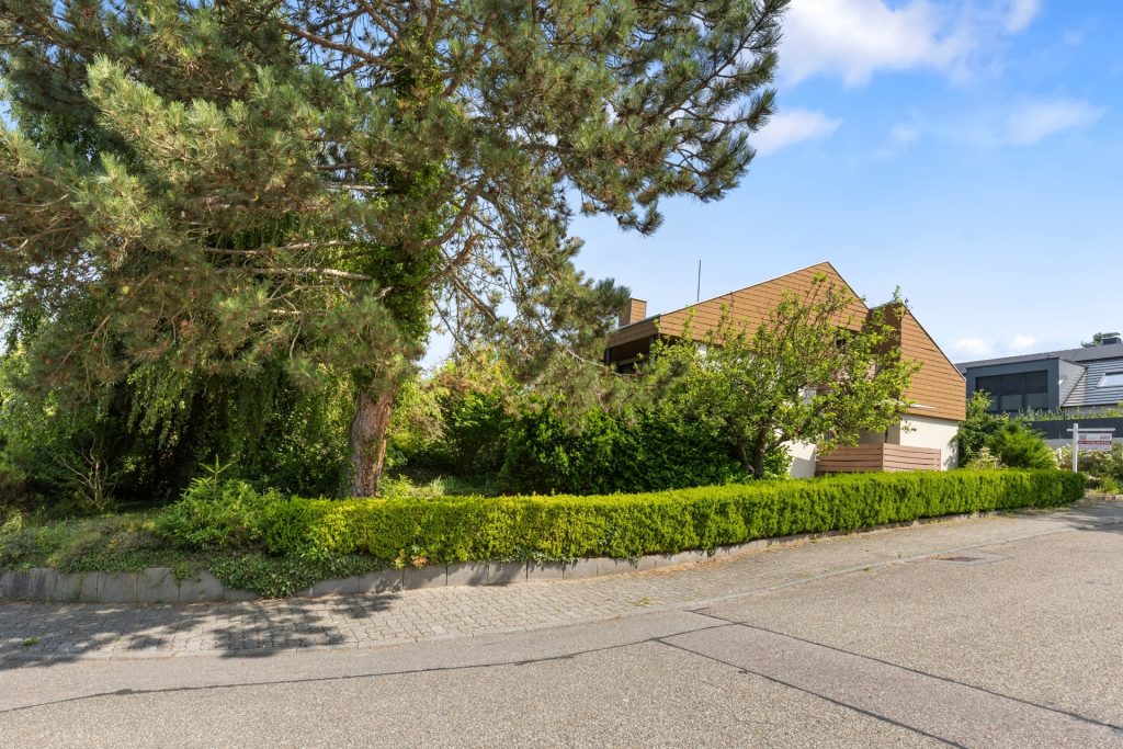 HUST Immobilien GmbH & Co. KG - Immobilienangebot - Karlsruhe / Grünwettersbach - Alle - Einfamilienhaus mit Split-Level Grundriss, großem Garten und großem Hof