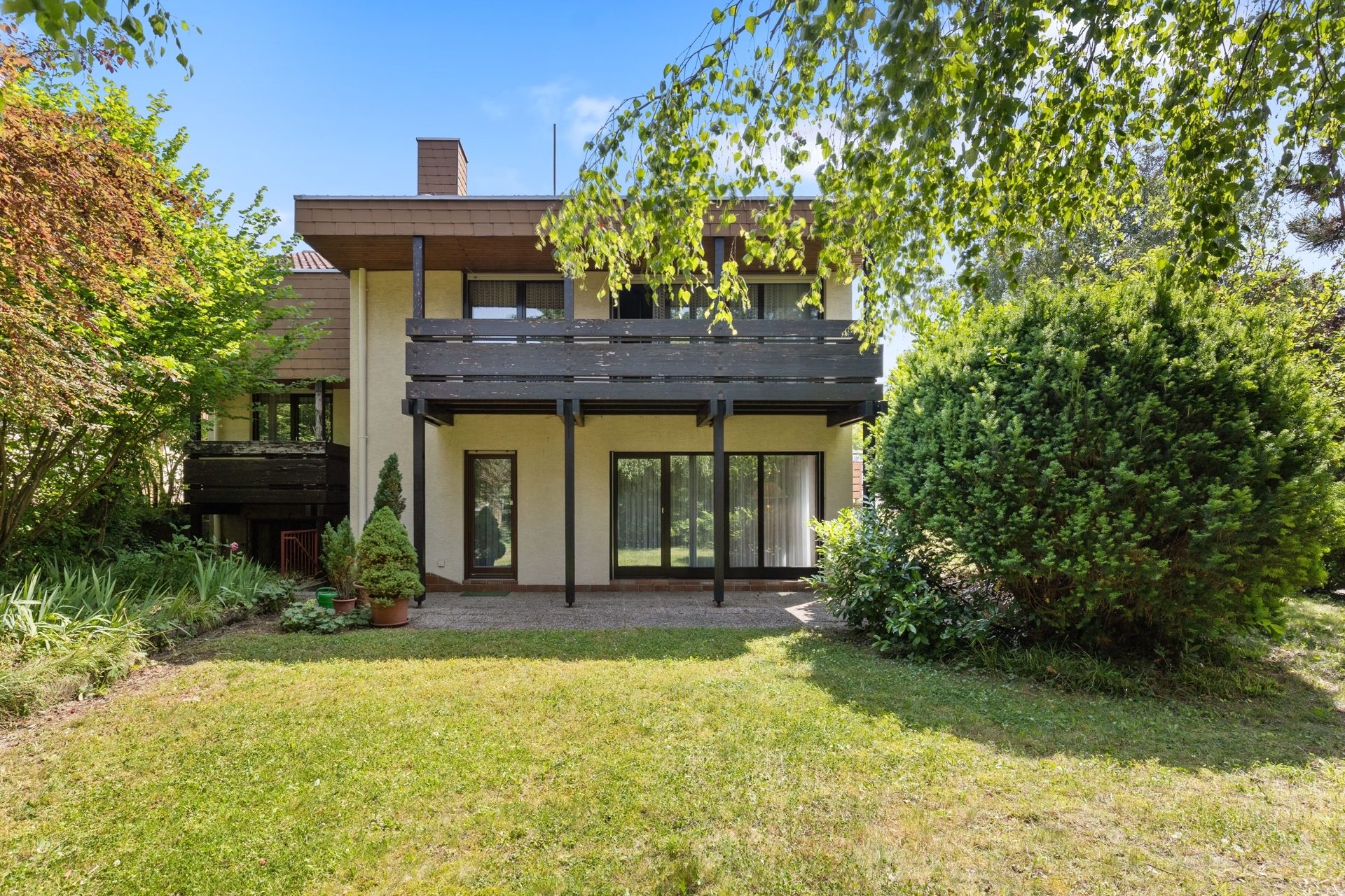 HUST Immobilien GmbH & Co. KG - Immobilienangebot - Karlsruhe / Grünwettersbach - Alle - Einfamilienhaus mit Split-Level Grundriss, großem Garten und großem Hof