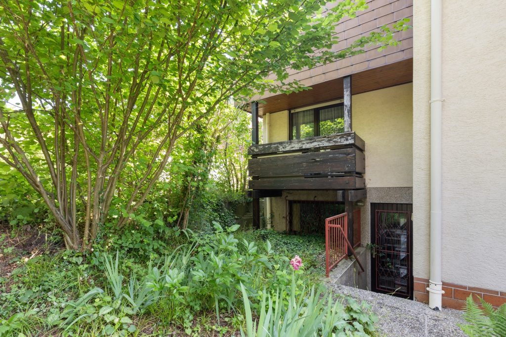 HUST Immobilien GmbH & Co. KG - Immobilienangebot - Karlsruhe / Grünwettersbach - Alle - Einfamilienhaus mit Split-Level Grundriss, großem Garten und großem Hof