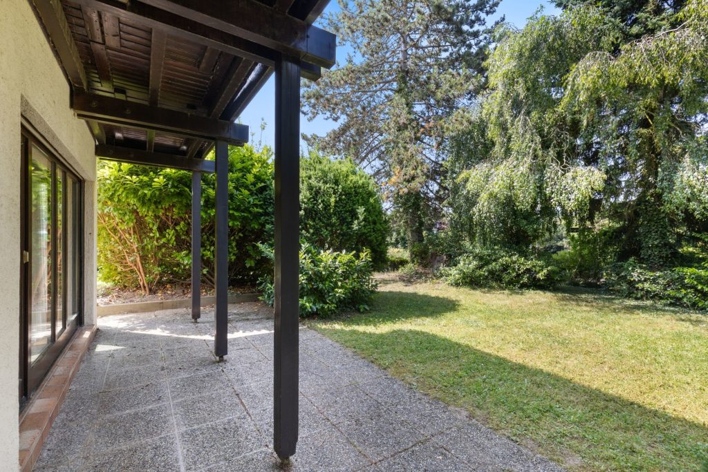 HUST Immobilien GmbH & Co. KG - Immobilienangebot - Karlsruhe / Grünwettersbach - Alle - Einfamilienhaus mit Split-Level Grundriss, großem Garten und großem Hof