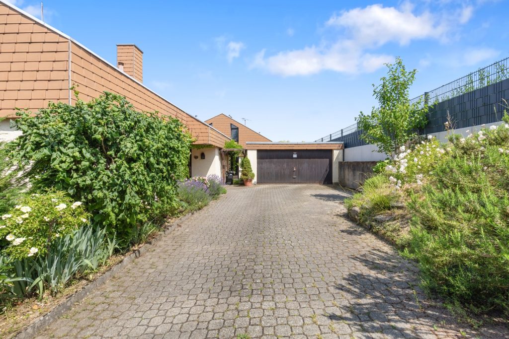 HUST Immobilien GmbH & Co. KG - Immobilienangebot - Karlsruhe / Grünwettersbach - Alle - Einfamilienhaus mit Split-Level Grundriss, großem Garten und großem Hof