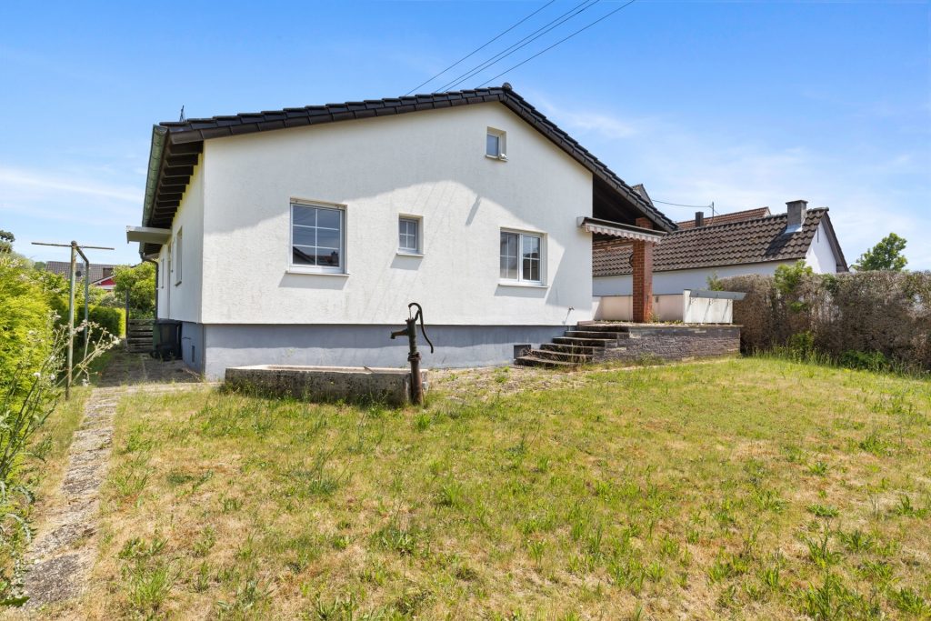 HUST Immobilien GmbH & Co. KG - Immobilienangebot - Leimersheim - Alle - Wohnen auf einer Ebene – Bungalow mit Gestaltungspotenzial in ruhiger Lage
