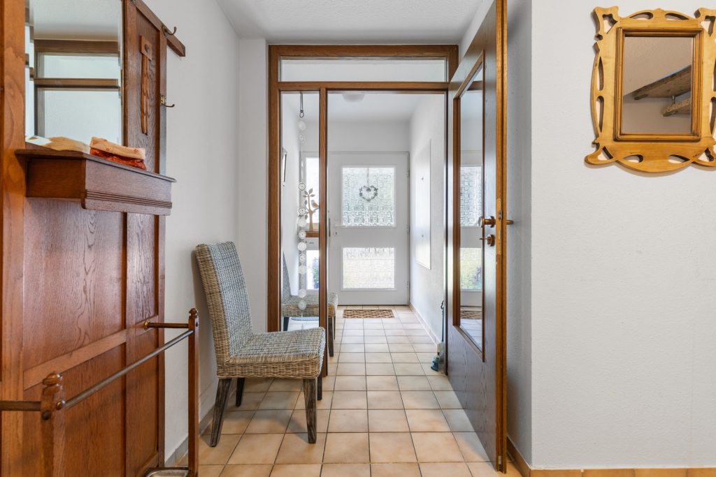 HUST Immobilien GmbH & Co. KG - Immobilienangebot - Baden-Baden - Alle - Doppelhaushälfte mit Terrasse, Stellplätzen & ausbaufähigem Dachgeschoss – ideal für kleine Familien