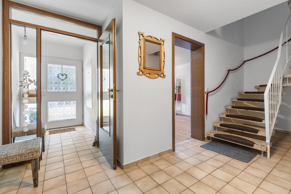 HUST Immobilien GmbH & Co. KG - Immobilienangebot - Baden-Baden - Alle - Doppelhaushälfte mit Terrasse, Stellplätzen & ausbaufähigem Dachgeschoss – ideal für kleine Familien