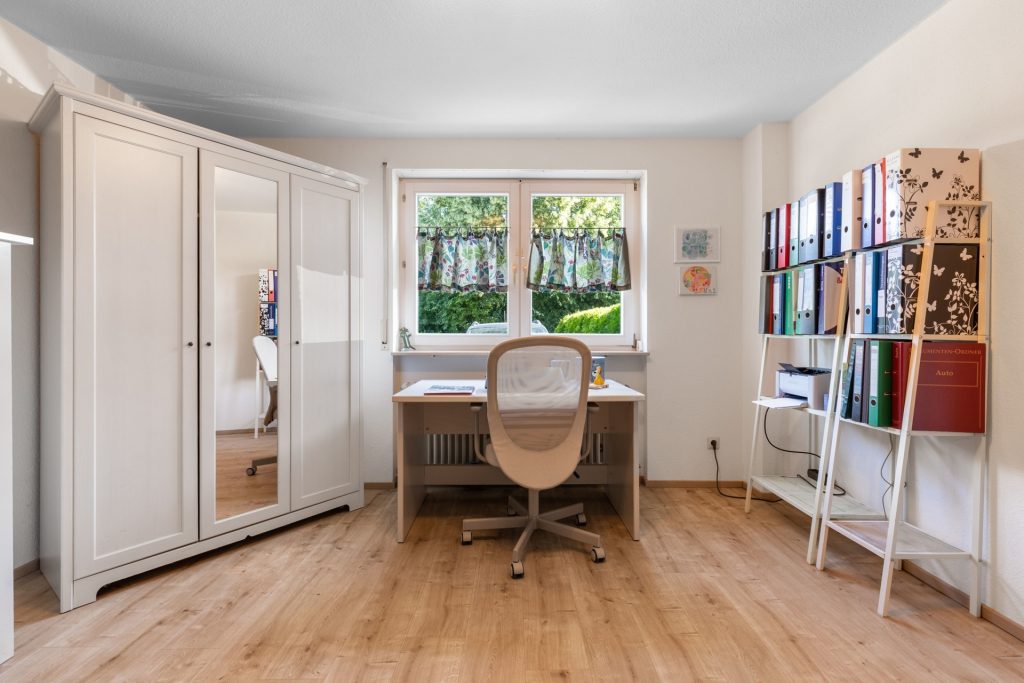 HUST Immobilien GmbH & Co. KG - Immobilienangebot - Baden-Baden - Alle - Doppelhaushälfte mit Terrasse, Stellplätzen & ausbaufähigem Dachgeschoss – ideal für kleine Familien