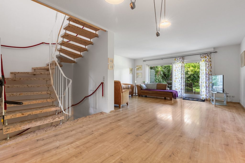 HUST Immobilien GmbH & Co. KG - Immobilienangebot - Baden-Baden - Alle - Doppelhaushälfte mit Terrasse, Stellplätzen & ausbaufähigem Dachgeschoss – ideal für kleine Familien