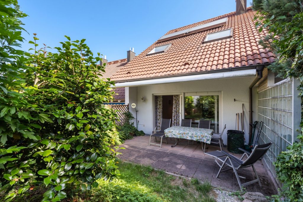 HUST Immobilien GmbH & Co. KG - Immobilienangebot - Baden-Baden - Alle - Doppelhaushälfte mit Terrasse, Stellplätzen & ausbaufähigem Dachgeschoss – ideal für kleine Familien