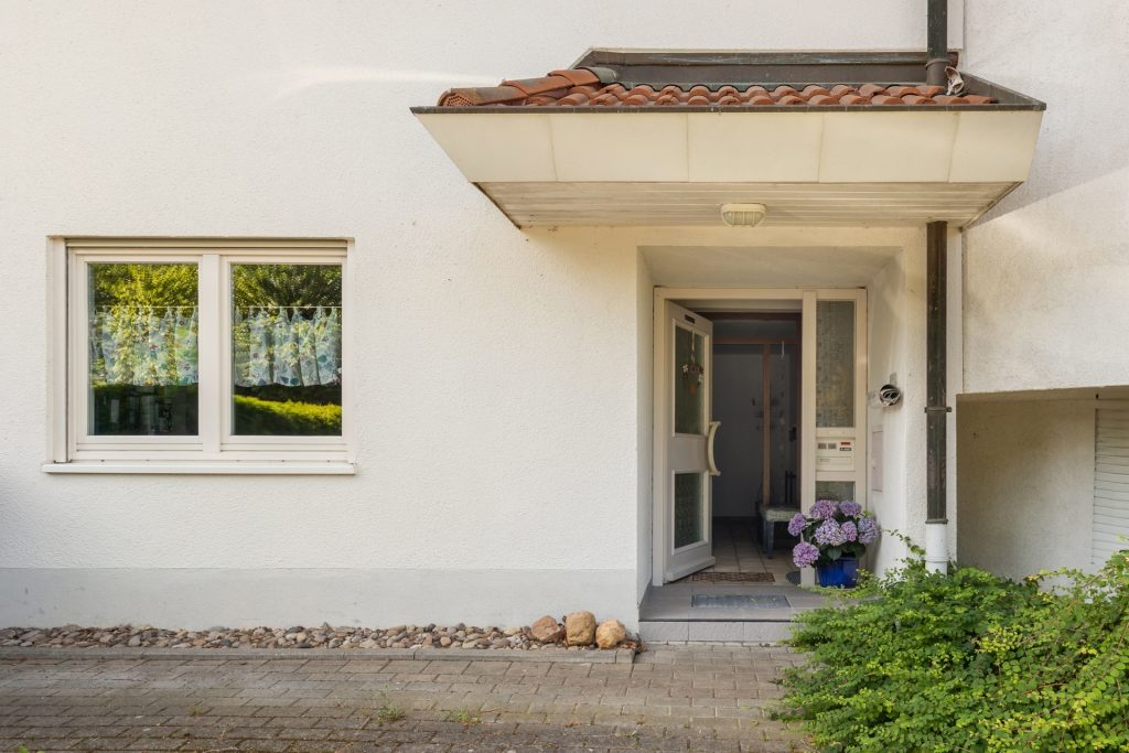 HUST Immobilien GmbH & Co. KG - Immobilienangebot - Baden-Baden - Alle - Doppelhaushälfte mit Terrasse, Stellplätzen & ausbaufähigem Dachgeschoss – ideal für kleine Familien
