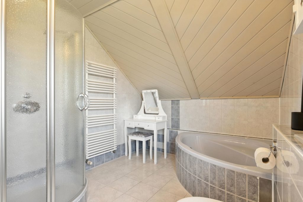HUST Immobilien GmbH & Co. KG - Immobilienangebot - Marxzell - Alle - Viel Platz, viele Möglichkeiten – Ihr neues Zuhause in traumhafter Lage von Pfaffenrot! EFH mit ELW