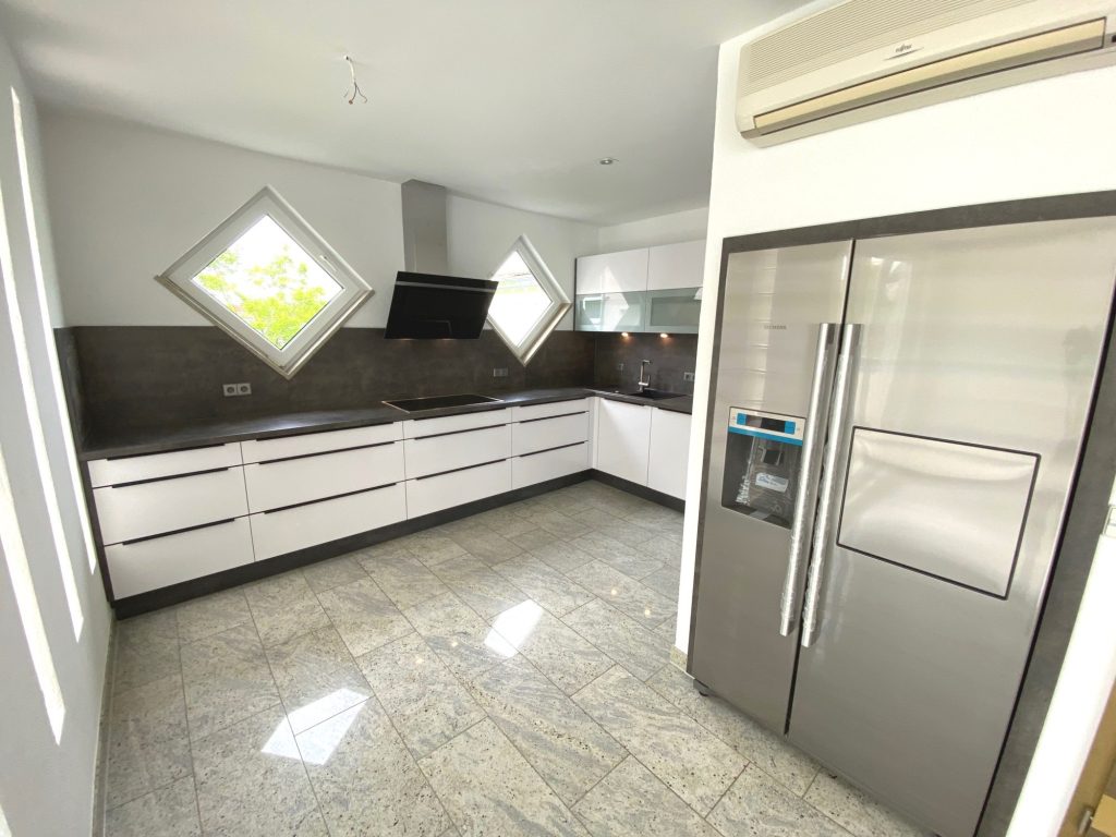 HUST Immobilien GmbH & Co. KG - Immobilienangebot - Pfinztal - Alle - Top ausgestattet! Gepflegte Penthouse-Wohnung mit 2 TG-Stellplätzen in Pfinztal-Berghausen