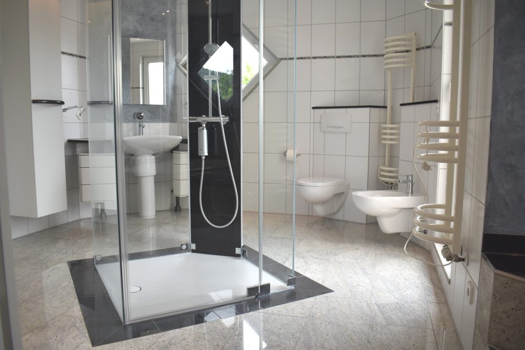 HUST Immobilien GmbH & Co. KG - Immobilienangebot - Pfinztal - Alle - Top ausgestattet! Gepflegte Penthouse-Wohnung mit 2 TG-Stellplätzen in Pfinztal-Berghausen